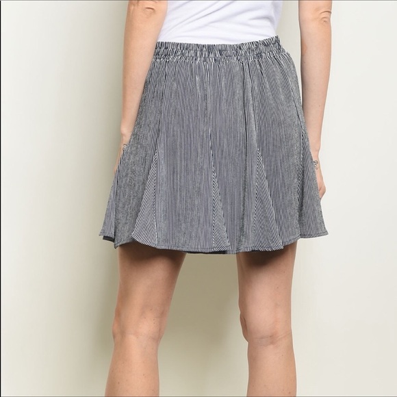 ✨Pleated Navy Skirt✨ - Picture 4 of 5